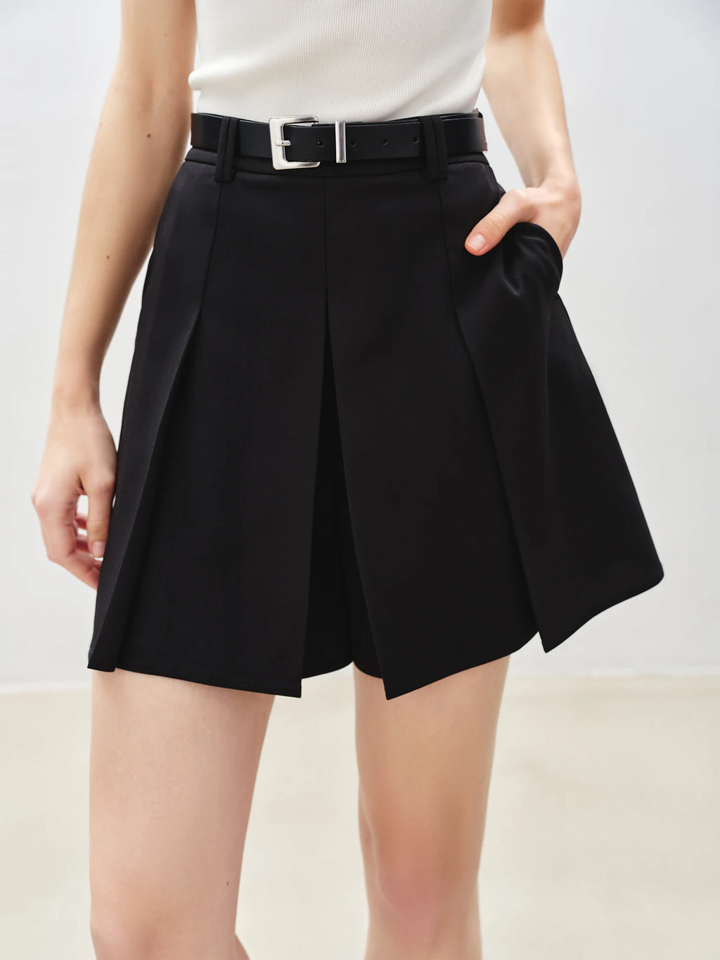 ZIQIAO Minimalist Style Old Money Simple Short Skirt Shorts Women 2025 Summer New High Waist Slim Casual Shorts 25ZQ92105